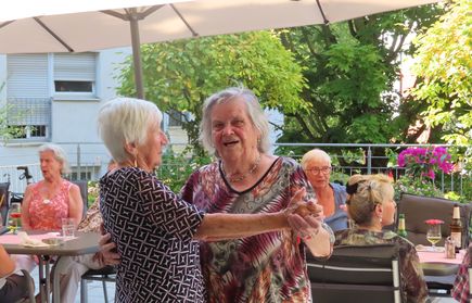 Zwei Seniorinnen beim Tanzen