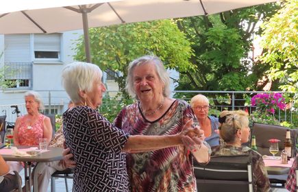 Zwei Seniorinnen beim Tanzen